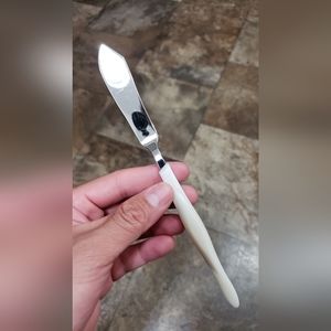 Cutco Butter Knife in pearl/white